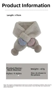 Détail d'une écharpe en peluche crème avec écussons en cœur et pompons moelleux