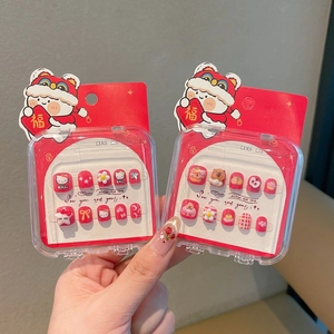 Detalle de uñas postizas infantiles con diseños de Hello Kitty y osos de dibujos