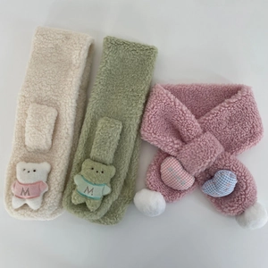 Trois écharpes en peluche douce blanc, vert et rose avec patchs cœur et ours