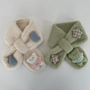 Écharpes ours en peluche beiges et vertes en polaire pour enfants avec design croisé