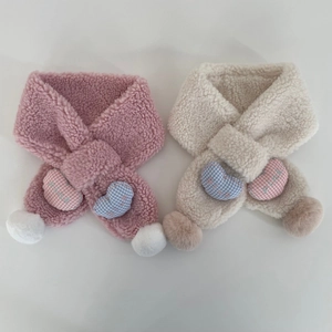Écharpes cœur en peluche rose et beige avec écussons à carreaux et pompons doux