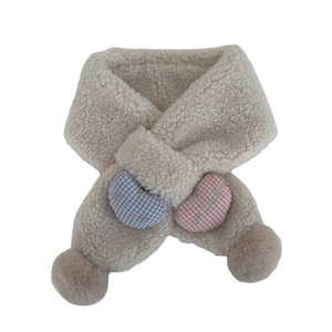Écharpe en peluche blanc crème avec patchs cœur rose et pompons en fausse fourrure