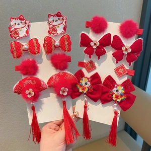 Detail von roten chinesischen Neujahrs-Haarspangen mit Glückskatzen-Stickerei