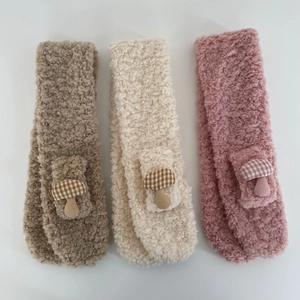 Detailansicht der Plüschschals mit 3D-Karopilzen in Braun Weiß und Rosa