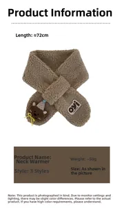 Dettaglio della sciarpa in pile marrone con orsetto e design a incrocio forato