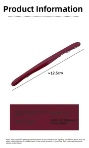 Macro dettaglio di fermaglio per capelli in acetato rosso con incisione Handmade France