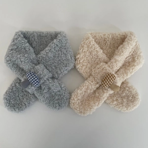 Detailansicht weicher Kinder-Fleece-Schals in Grau und Beige mit süßen Pilzflicken