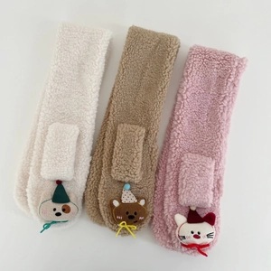 Set di tre sciarpe di peluche per bambini con ricami di animali e design a fessura
