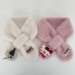 Dettaglio di sciarpe in peluche con toppe di cartoni animati in crema e rosa