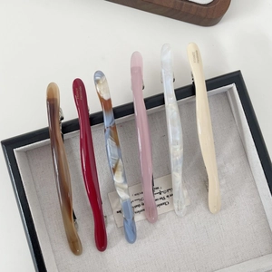 Dettaglio di fermagli in acetato con logo dorato France Handmade in 6 colori diversi
