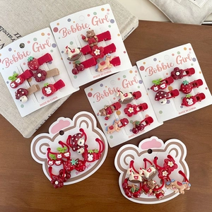 Détail du set d'accessoires de cheveux rouges festifs avec fraise et lapin en résine
