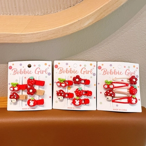 Detail van schattige konijn en aardbei haarclips op kaarten voor kinderen