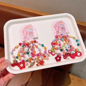 Kleurrijke kralen haarelastiekjes set met cartoon hangers op roze decoratieve kaart