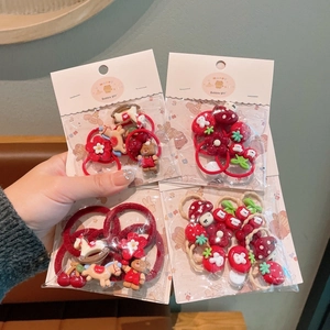 Detailopname van schattige cartoon haarelastiekjes in individuele geschenkverpakking