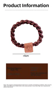 Détail d'un élastique à cheveux de 5cm marron café avec une étiquette motif souriant