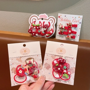 Detail van rode haarstrikjes en clips set voor kinderen met beren- en konijnpatroon