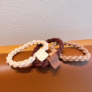 Lot de trois chouchous élastiques épais avec étiquettes Hand Made sur du cuir