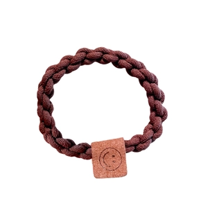 Élastique à cheveux tressé marron café avec un joli détail d'étiquette en cuir smiley