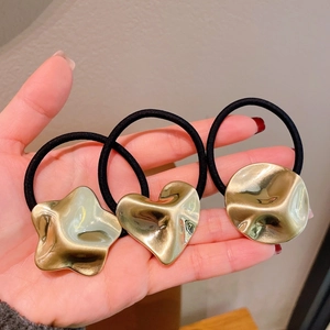 Set di tre elastici per capelli dorati con ciondoli geometrici a stella, cuore e tondo