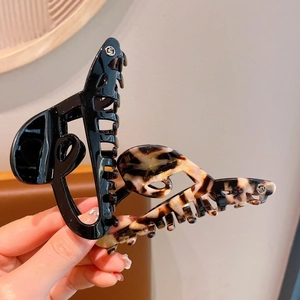 Set of two musical note hair claws in black and tortoiseshell finish for thick hair