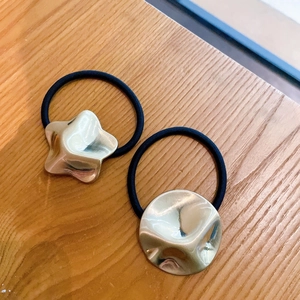 Set di elastici per capelli minimalisti con ciondoli geometrici in metallo dorato su corda
