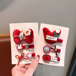 Detailweergave van de rode fluwelen strikken en beer-haarspelden op productkaarten
