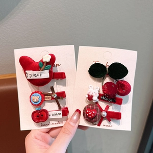 Detail van rode fluwelen hart, konijn en kers haarclips voor meisjes accessoires