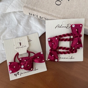 Set di fermagli e elastico in velluto bordeaux con fiocchi e strass a stella