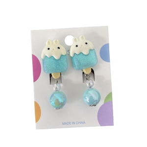 Orecchini a clip con coniglietto gelato glitter blu e perle iridescenti per bambine