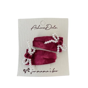 Set di due fermagli per capelli in velluto bordeaux con fiocchi di perle bianche