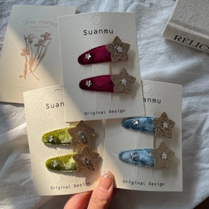 Trois paires de barrettes à cheveux en velours avec étoiles en bordeaux, vert et bleu