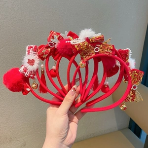 Serre-têtes festifs rouges avec nœuds, broderies dorées et pompons pour le Nouvel An