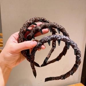 Détails de serre-têtes léopard avec pointes punk noires et dents intérieures antidérapantes