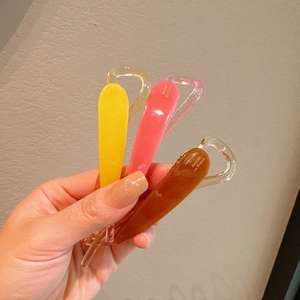 Dettaglio dei fermagli a banana in resina colorata con scritta Barrette La France