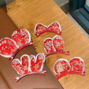 Traditionelles Set roter chinesischer Haarklammern mit Pflaumenblüten-Stickerei und Plüsch