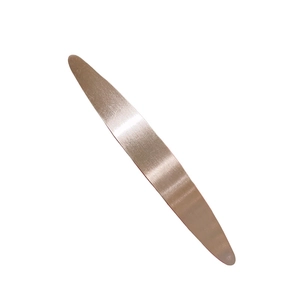 Barrette en métal brossé minimaliste avec un design incurvé élégant sur blanc