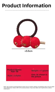 Détail d'élastique rouge avec pompons et étoiles dorées et dimensions de 5,5 cm