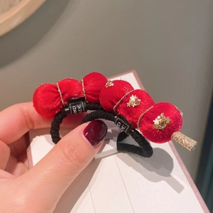 Détail de chouchous en velours rouge faits main avec nœud et chaîne étoile pour le Nouvel An