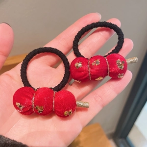 Détail de chouchous rouges festifs avec paillettes étoiles dorées et perles floquées