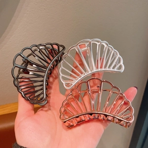 Gedetailleerde weergave van holle metalen haarklemmen in zwart, zilver en roségoud