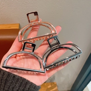 Minimalistische metalen haarklemmen in roségoud, zilver en grijs voor dik haar stijl