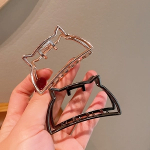 Gedetailleerd beeld van metalen haarklemmen met kattenoren in roségoud en zwart nikkel
