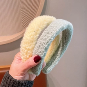 Vue détaillée de serre-têtes épais en peluche bouclée couleur jaune et vert menthe