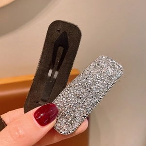 Detailansicht einer glitzernden Haarklammer mit Strasssteinen und rutschfester Rückseite