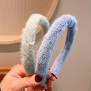 Gros plan de bandeaux épais en laine d'agneau pelucheuse vert menthe et bleu clair