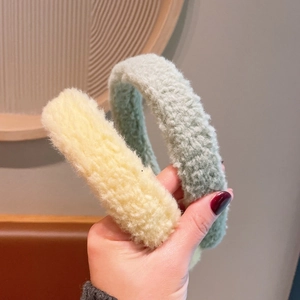 Gros plan de serre-têtes épais en laine d'agneau pelucheuse en jaune clair et vert haricot