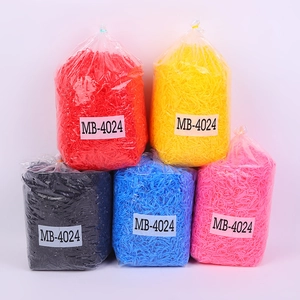 Detail van kleurrijke wegwerphaarelastiekjes met hoge elasticiteit in plastic zakjes