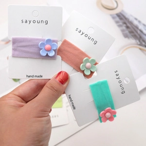 Vue détaillée des bandeaux à fleurs couleur bonbon avec texture en tissu élastique