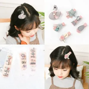 Détail de barrettes à cheveux colorées pour enfants avec paillettes et formes de cygne