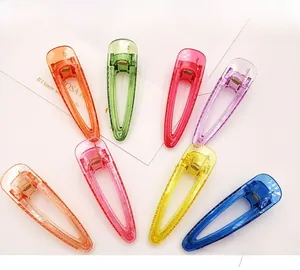 Vue détaillée des barrettes à cheveux colorées en résine transparente aux tons bonbons